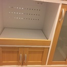 白を基調とした食器棚