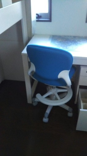 キッズネスト ミドルベッド 定価14万3000円の代物と椅子定価17800円  