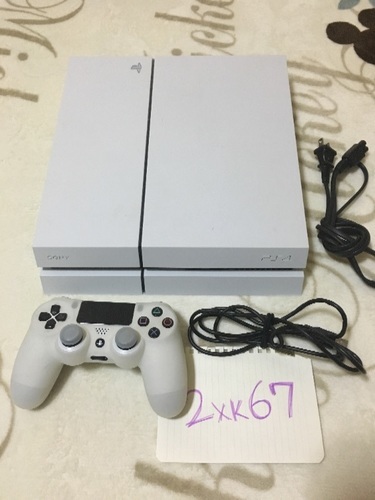 【中古】PS4(白500GB)+コントローラー付き【1/27夜まで受付】