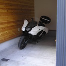 ライダーハウスです、１２月15日より入居可、大型オートバイも家の中に　リモコン電動シャツタービルトインガレージエアコン付き洗車もＯＫシャーメゾンですの画像