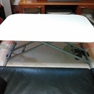 高さ自在な　白いテーブル