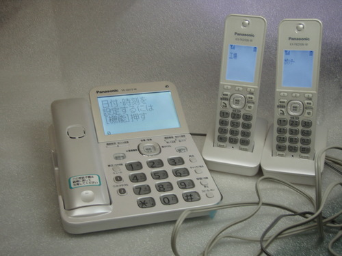 パナソニック　デジタルコードレス電話機 VE-GD72DW　子機2台親機もコードレス　電話帳読み上げ機能付