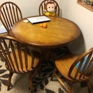 木製茶丸テーブルに椅子4個