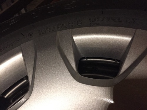 ハイエースワゴン純正タイヤ新車購入時のままです
