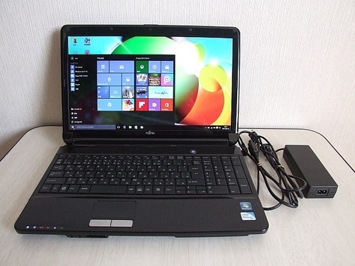 Fujitsu LIFEBOOK AH530/2B ノートパソコン