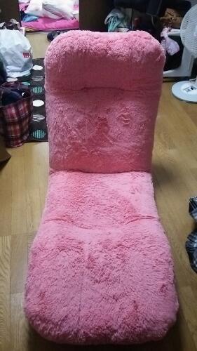 ピンク色のふわふわリクライニング座椅子