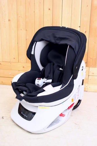 ●美品　エールべべ　チャイルドシート　クルットＮＴプレミアムALB830　モノブラック