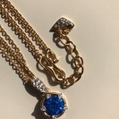 【新品未使用】スワロフスキー社SWAROVSKI サファイアカラーストーンゴールドダブルチェーンネックレス スワンモチーフ ブルービジュー