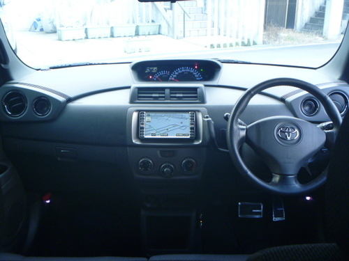 トヨタ bB1.3 S Xバージョン　HDDナビ17インチアルミローダウン （ホワイト）