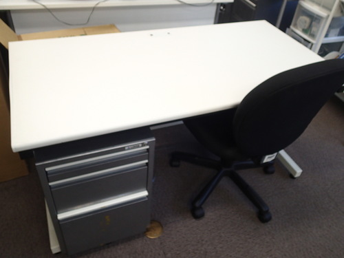【中古】OAデスクシステム 平机 引出し付き ホワイト 幅1400×奥行700×高さ700mm|キャビネット\u0026椅子付き|