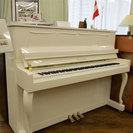 素敵な憧れの白色新品ピアノ。しかもオシャレなデザインネコ脚仕様