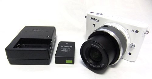 売り切れました　♪　Nikon ニコン ミラーレス一眼デジタルカメラ　Nikon1 J1　標準ズームレンズ付き 美品　♪