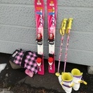 幼稚園児用スキー板、スキー靴、ストック、つなぎ　セットで無料であ...