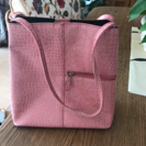 ピンクの小ぶりなバッグ