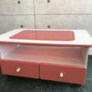 【ピンクでかわいいレトロなデザインのテーブル】