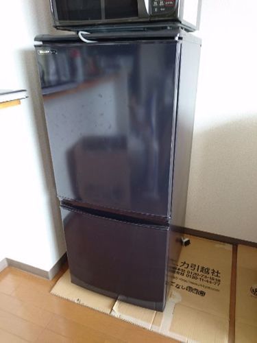 黒い冷蔵庫 2ドア 137リットル SHARP
