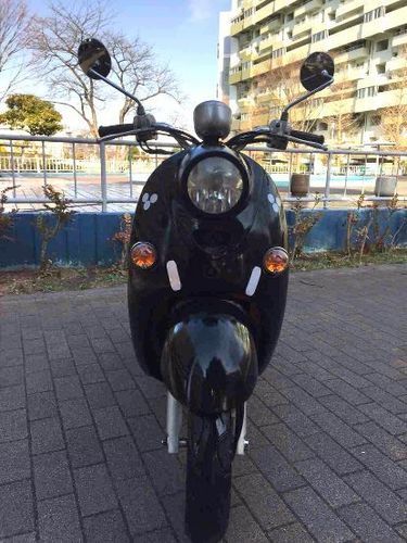優れたエンジン,  水冷バイク。ヤマハ（ビーノ）、15783 km. 。両方のタイヤはほぼ新品です。