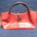 赤色ハンドバッグ