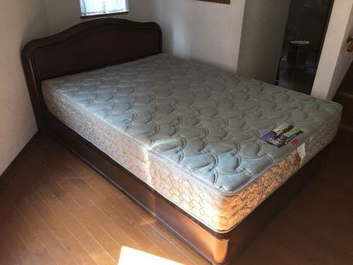フランスベッドのダブルベッドです。