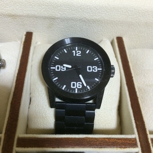 NIXONのシンプルな腕時計です