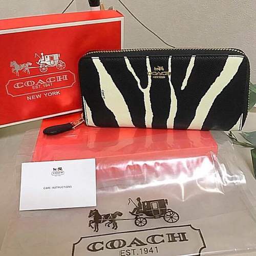 新品箱付きCOACH ゼブラ クロスグレイン レザー ラウンドジップ長財布♡