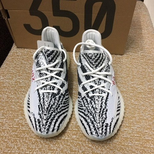 スニーカー YEEZY BOOST350v2