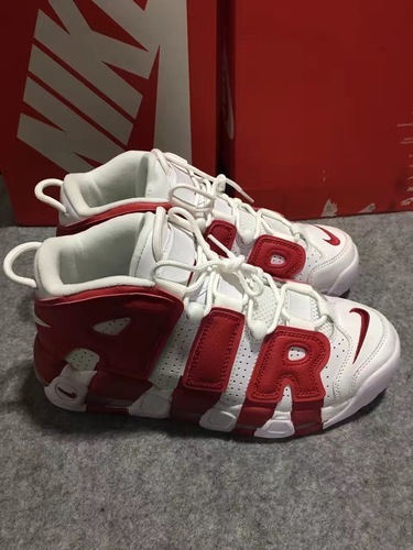 NIKE AIR MORE　UPTEMPO　ラクマで取引すれば更に割引できます。