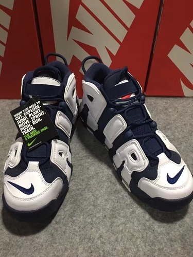NIKE AIR MORE　UPTEMPO　　　ラクマで取引すれば更に割引できます。