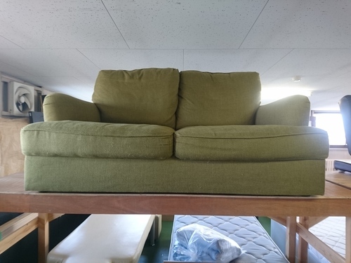 2人掛けソファー　グリーン　W1600×D1030×H870mm　座面が広いから、ゆったり座れます♪