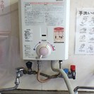 ★【店舗片付け中⑪】小型ガス湯沸し器　配管・自在ホース・取り説付き