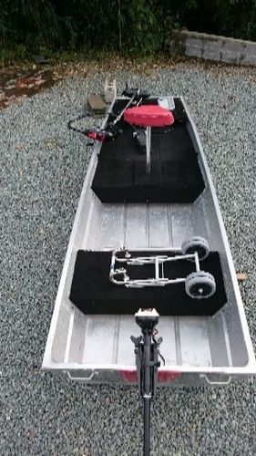 サウザーのアルミボートジョン、フットコンエレキ、ハンドコンエレキ、魚探、ドーリーのセットです。