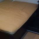 IKEAクイーンサイズベッド + ベッドサイドテーブル