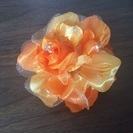 オレンジ花の髪飾り