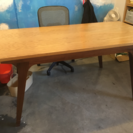 木製の大きめのテーブル
