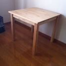 IKEAのテーブル