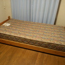 パイン材のシンプルシングルベッド