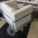 美容室の白い椅子