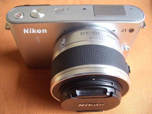 （終了いたしました）デジタル ミラーレス 一眼 カメラ ニコン Nikon 1 J1 標準ズームレンズキット を 15.000円 で譲ります