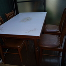 古いテーブルとイスです。先週まで使っていました。