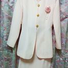 美品✨淡いピンクのスーツ　(バラのコサージュつき)　7AR
