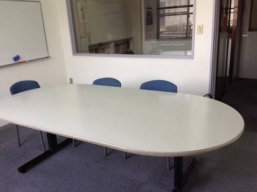 大き目の会議用テーブル+青い布製の椅子4脚