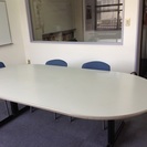 大き目の会議用テーブル+青い布製の椅子4脚