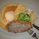 ホットケーキ　黒毛牛のステーキ　に　ポテト　ブロッコリー　バニラアイスの画像