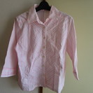 白とピンクのストライプシャツ
