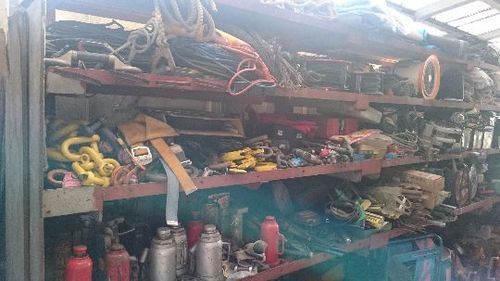 重量物搬入工具、電動工具、その他倉庫内の整理をしています。