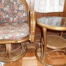 籐の椅子とミニテーブルセット