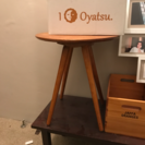 木製のサイドテーブル