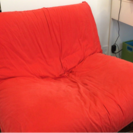 オットマン付き赤いソファー