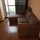 新しくておしゃれなカウチソファです