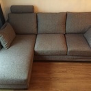 新しくておしゃれなカウチソファです